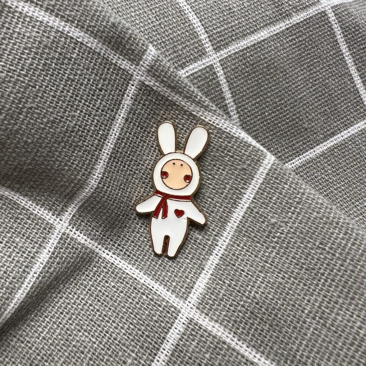 Pin, odznáček stylový tip 109 Dítě v kostýmu králíka
