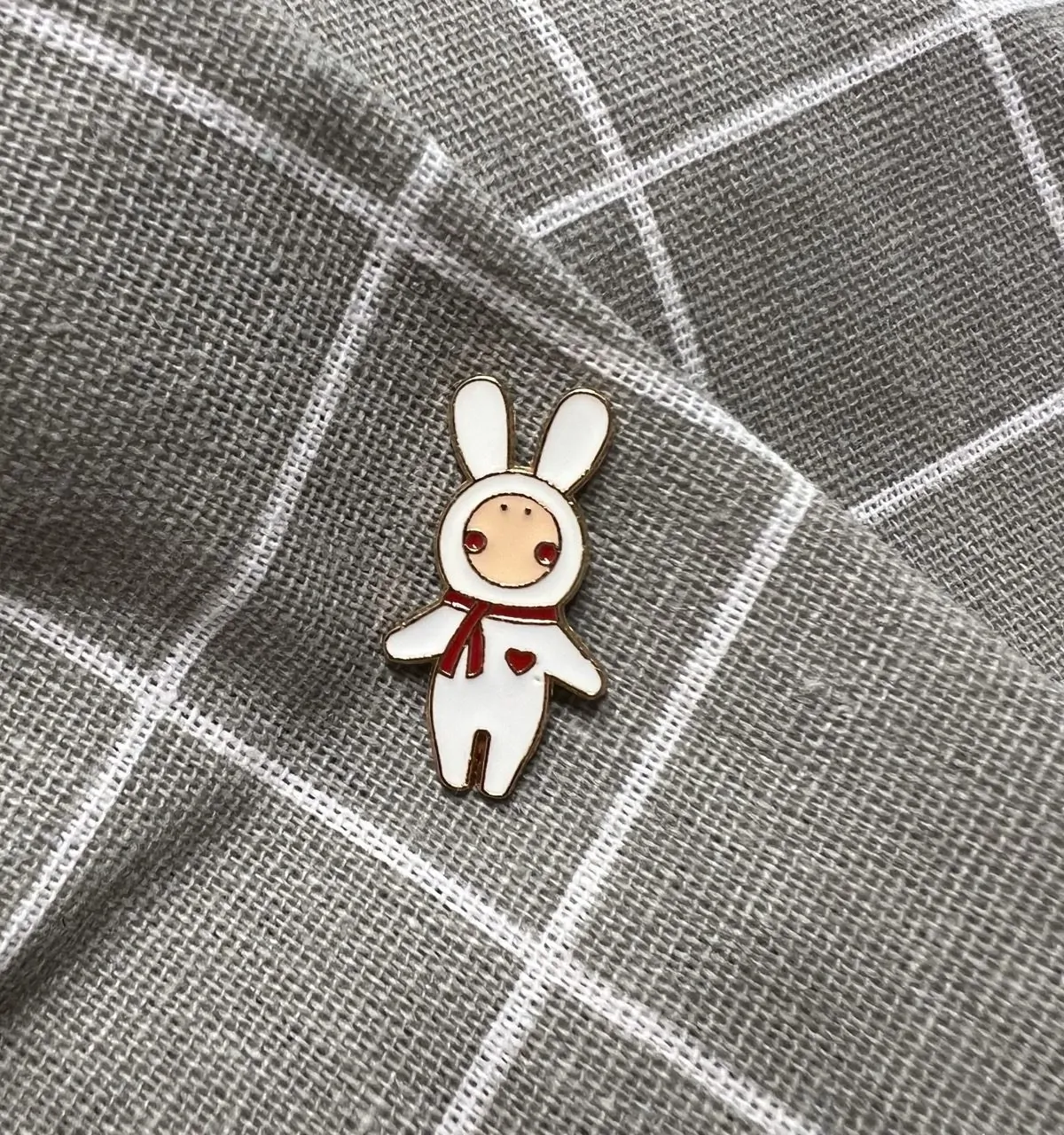 Pin, odznáček stylový tip 109 Dítě v kostýmu králíka