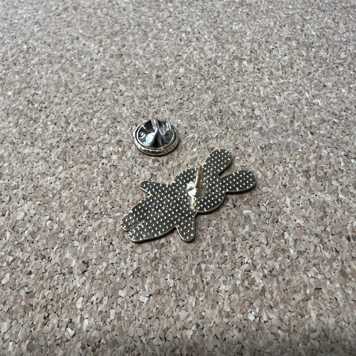 Pin, odznáček stylový tip 110 Dítě v kostýmu králíka
