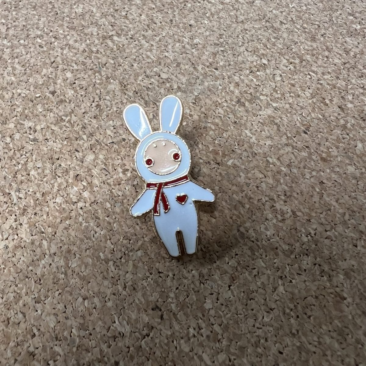Pin, odznáček stylový tip 111 Dítě v kostýmu králíka