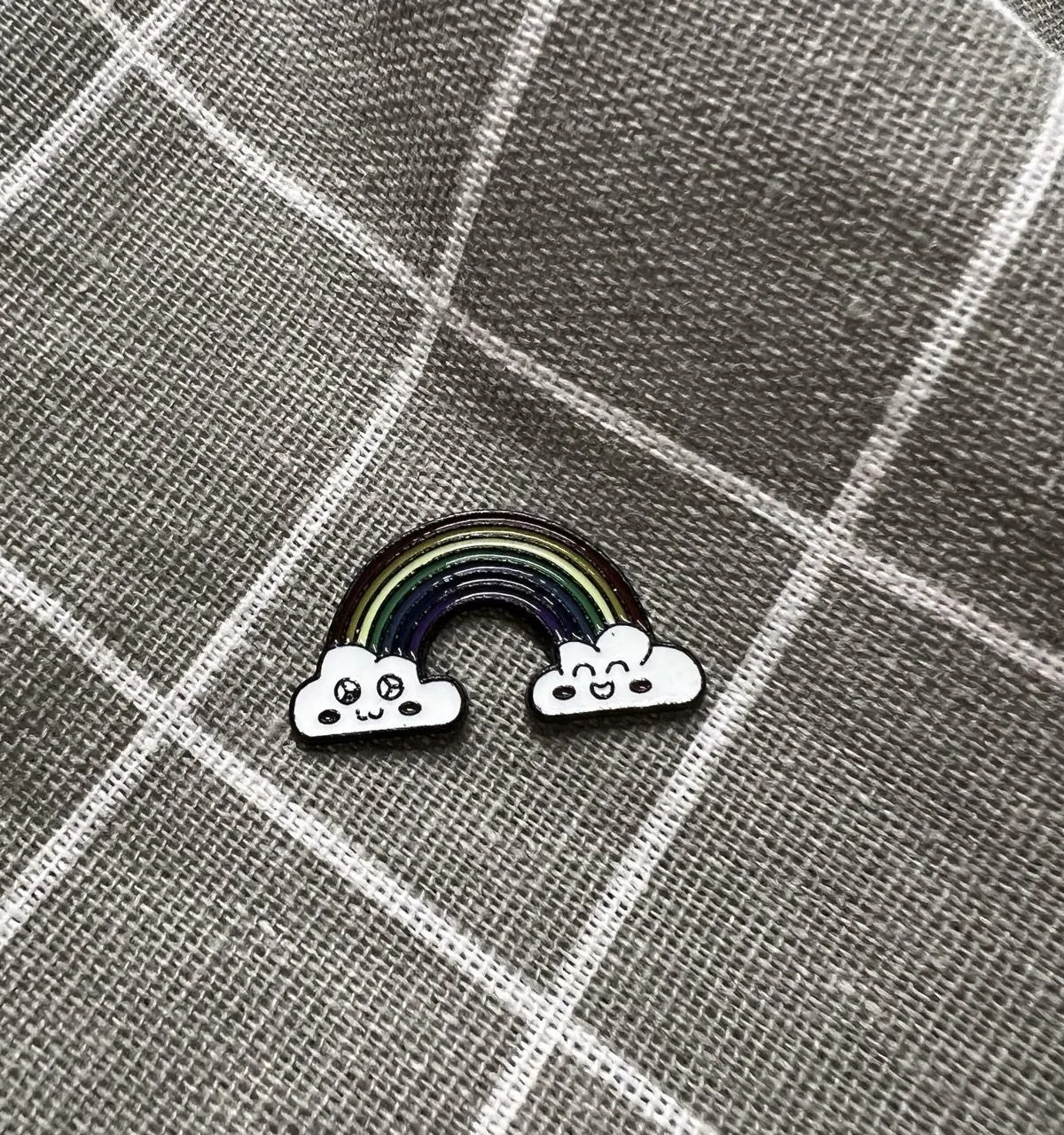 Pin, odznáček stylový tip 154 Duha vycházející z mráčku s různými obličeji