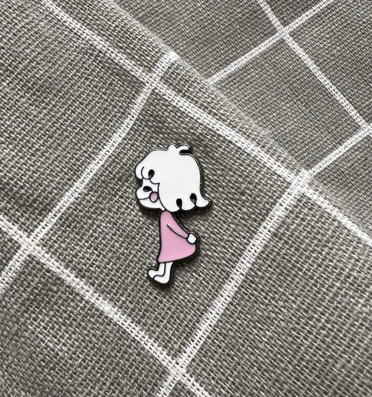 Pin, odznáček stylový tip 160 Roztomilá holčička v růžových šatičkách