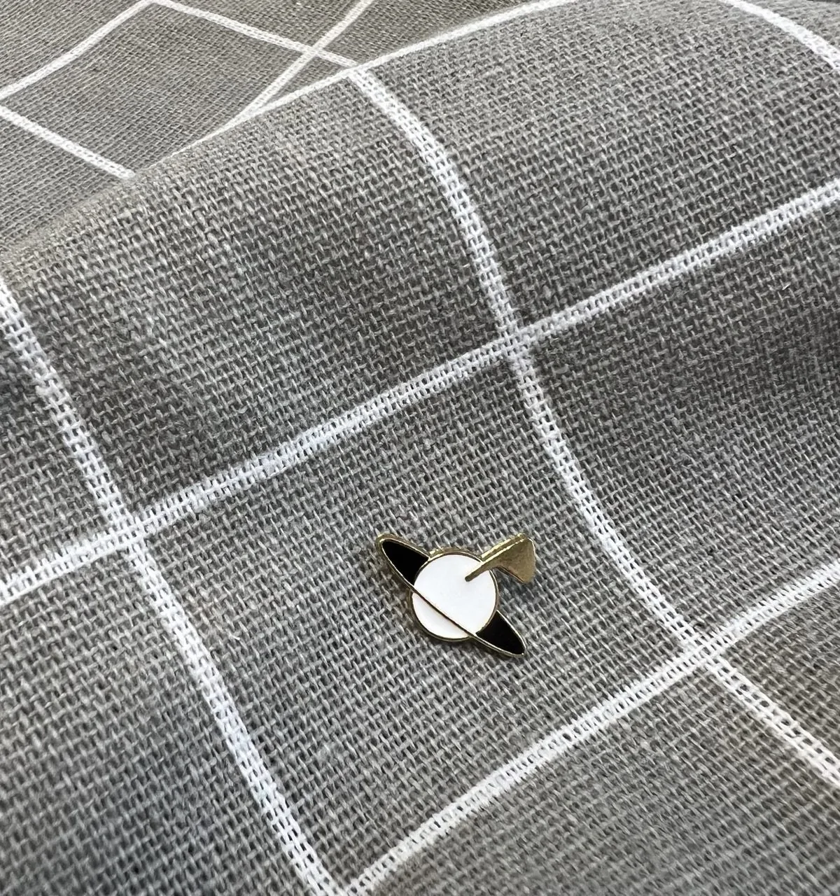Pin, odznáček stylový tip 261 Miniplanetka - bílá