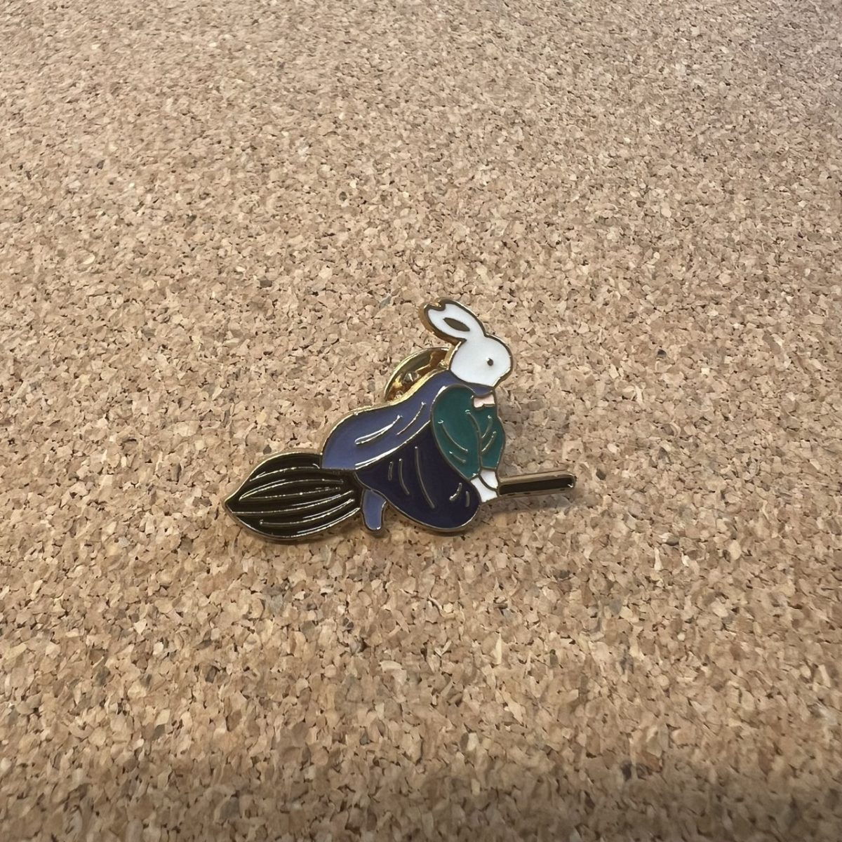 Pin, odznáček stylový tip 266 Králík na koštěti