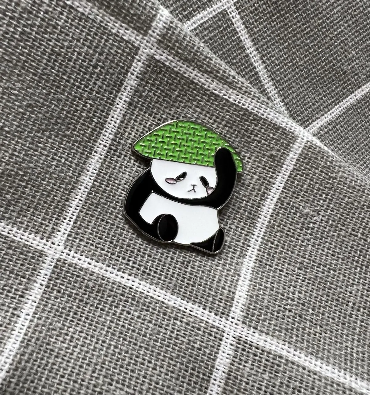 Pin, odznáček stylový tip 49 Panda s kloboučkem