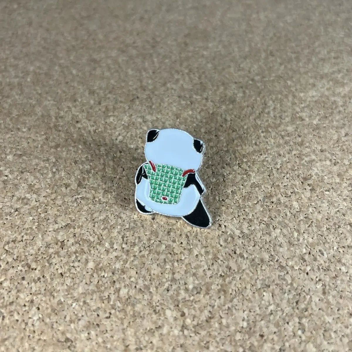 Panda s baťůžkem na zádech