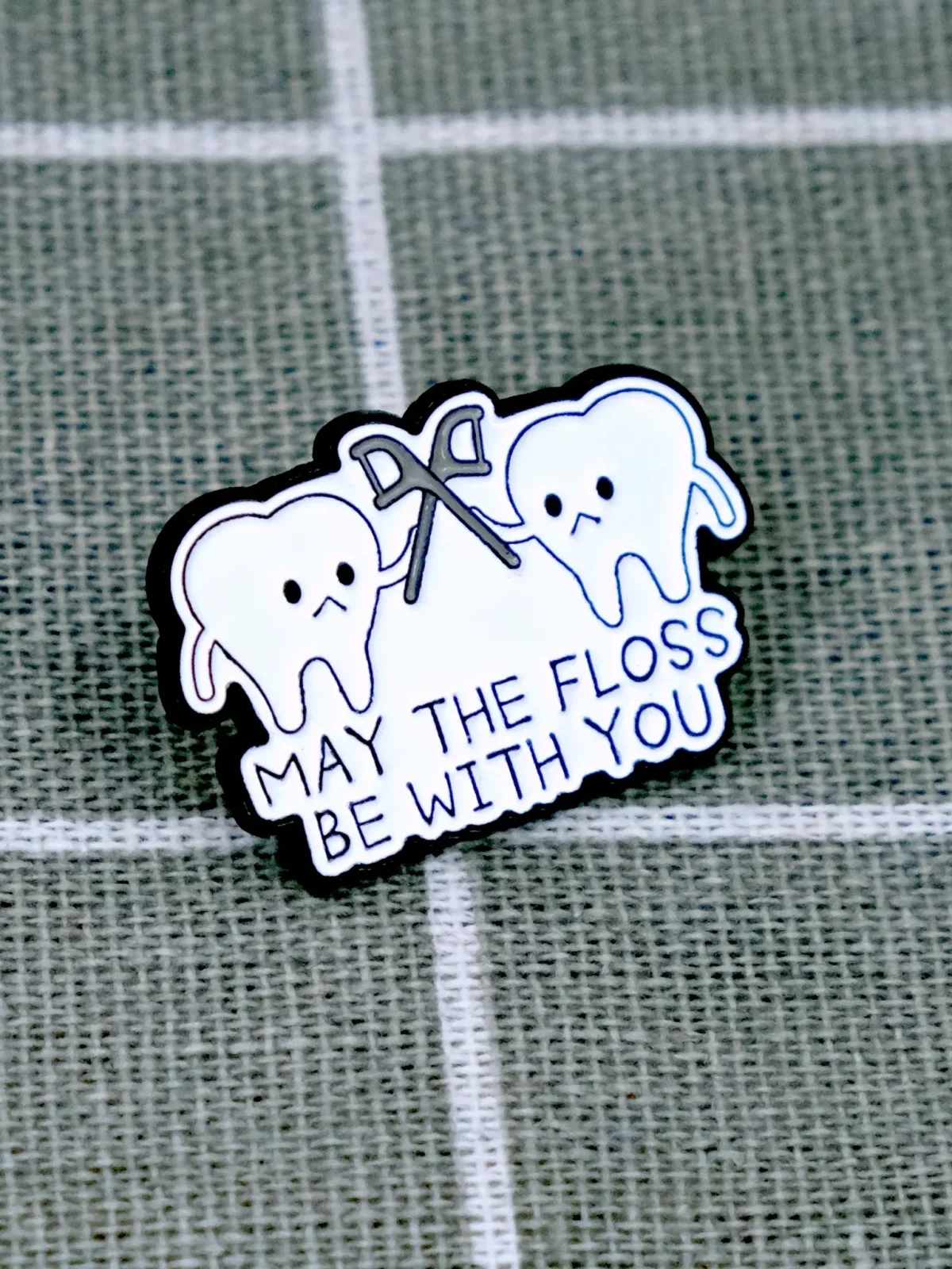 Odznáčky a piny 19 Dva zuby - May the floss be with you / Ať tě provází mezizubní niť