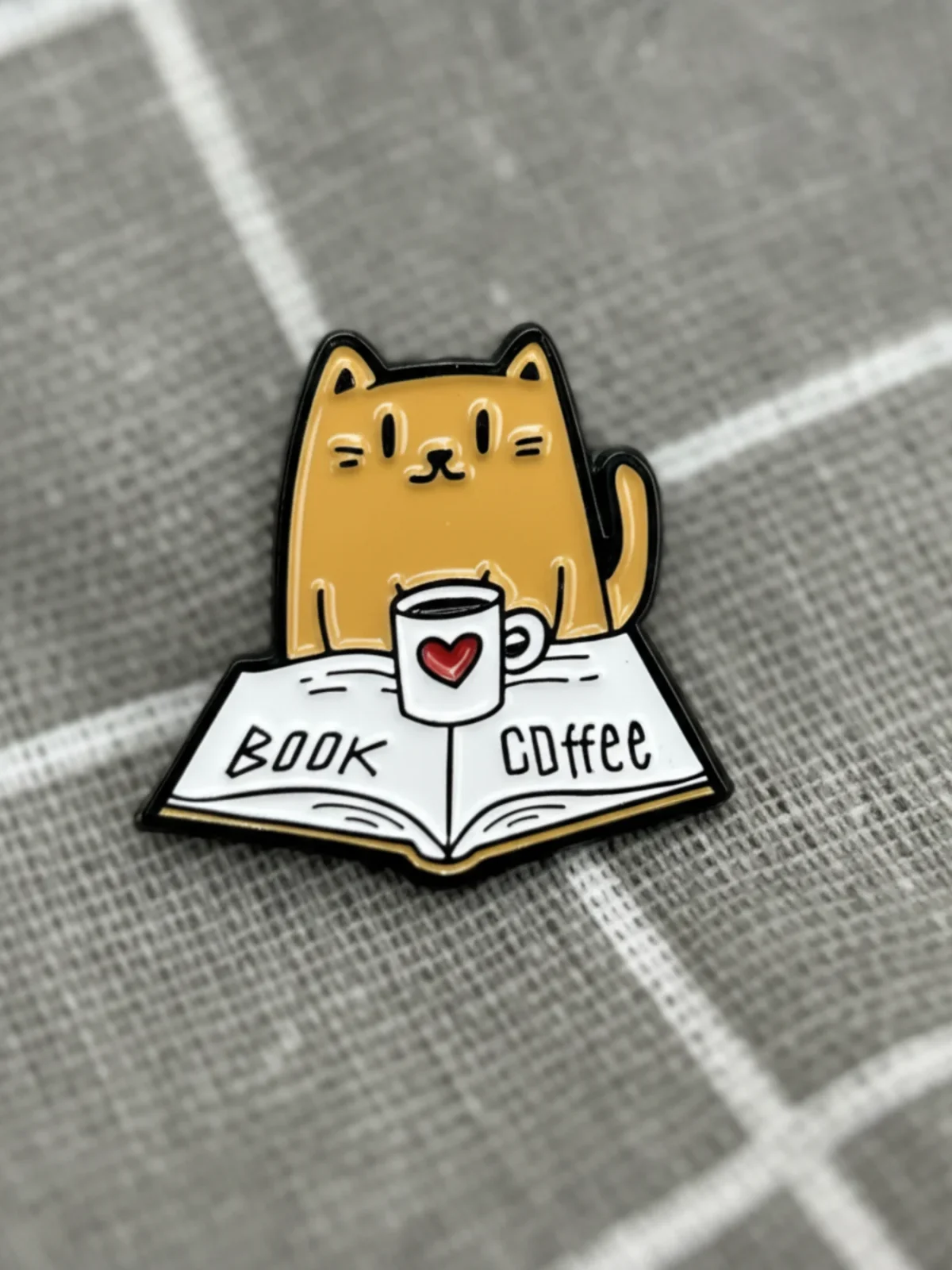 hneda-kocicka-s-knihou-a-kafickem-1 Hnědá kočička s knihou a kafíčkem