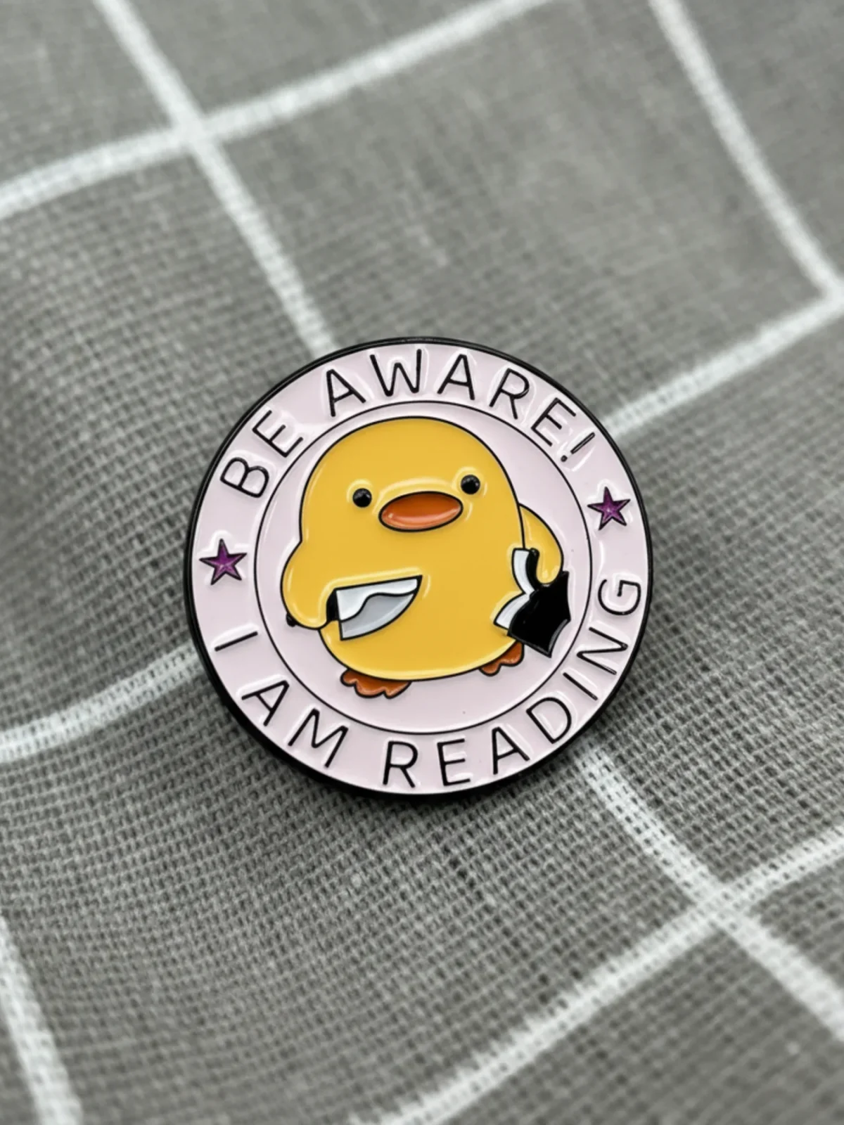 kure-s-nozem-a-knihou-be-aware-i-am-reading-budte-na-pozoru-ctu-si-1 Kuře s nožem a knihou - Be aware! I am reading. / Buďte na pozoru! Čtu si.
