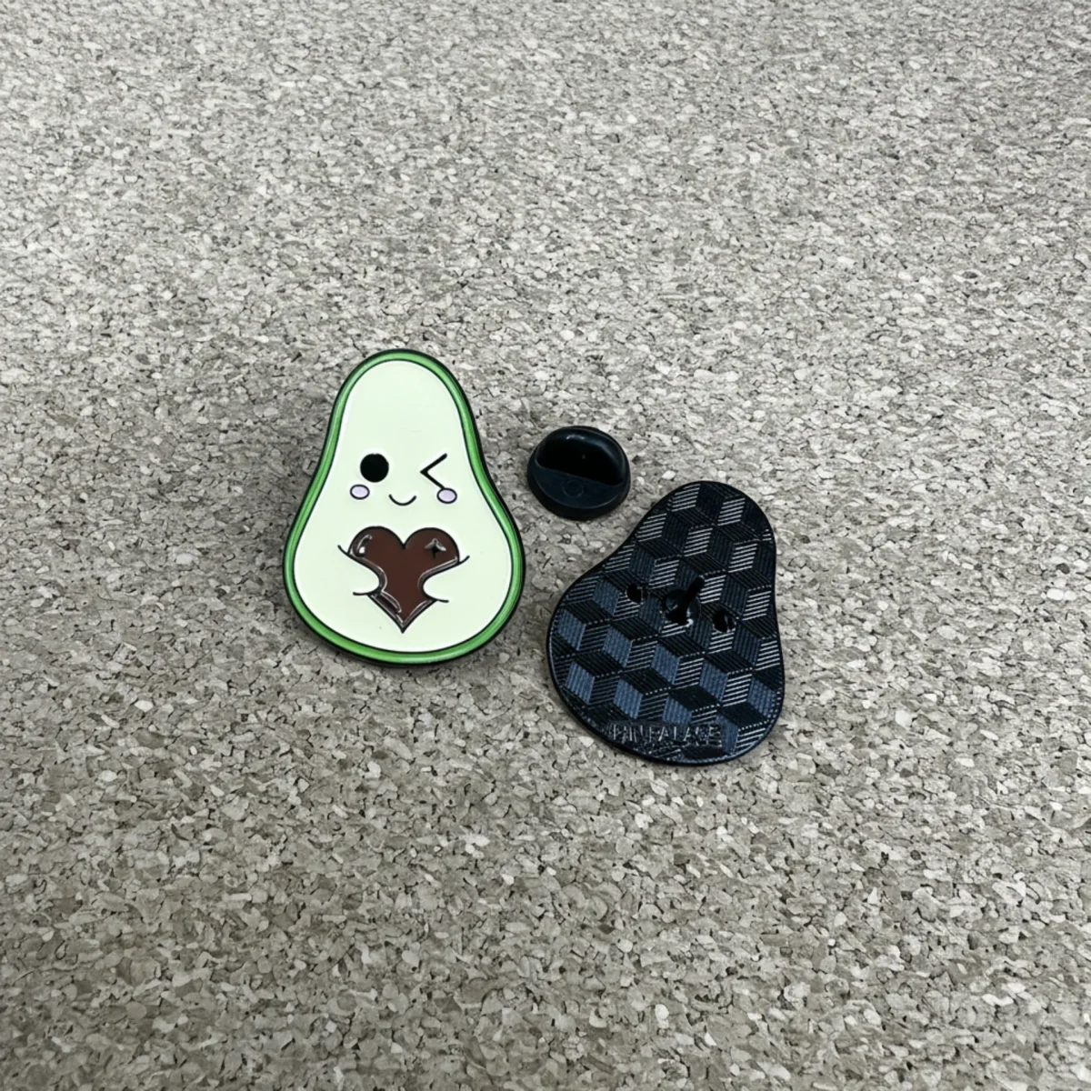 mrkajici-avokado-objimajici-svou-pecku-ve-tvaru-srdicka-2 Mrkající avokádo objímající svou pecku ve tvaru srdíčka