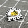 spici-kocka-na-knizce-easily-distracted-by-cats-books-snadno-se-necham-rozptylit-kockami-knihami-1 Spící kočka na knížce - Easily distracted by cats & books / Snadno se nechám rozptýlit kočkami & knihami