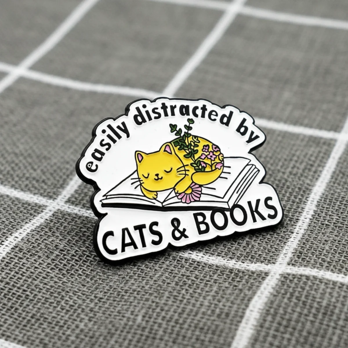 spici-kocka-na-knizce-easily-distracted-by-cats-books-snadno-se-necham-rozptylit-kockami-knihami-1 Spící kočka na knížce - Easily distracted by cats & books / Snadno se nechám rozptýlit kočkami & knihami