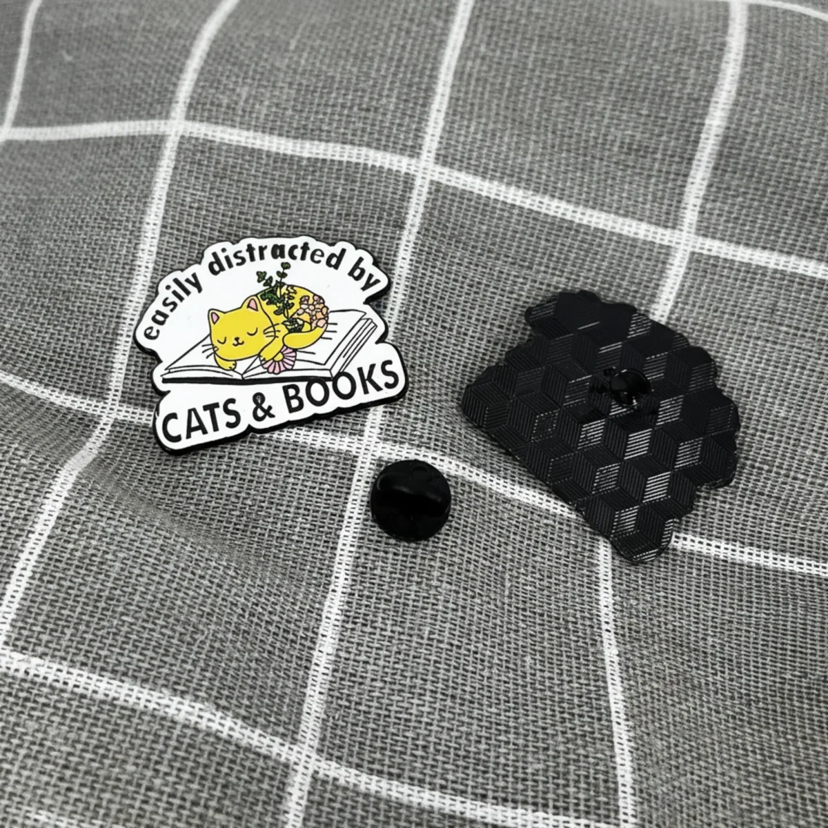 spici-kocka-na-knizce-easily-distracted-by-cats-books-snadno-se-necham-rozptylit-kockami-knihami-2 Spící kočka na knížce - Easily distracted by cats & books / Snadno se nechám rozptýlit kočkami & knihami