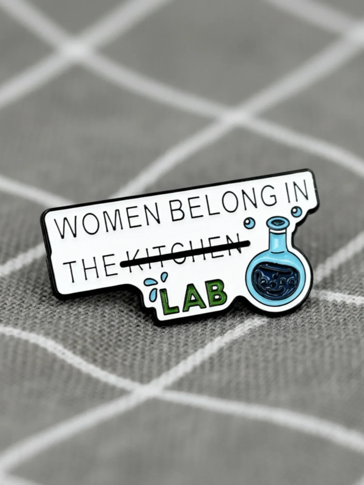 women-belong-in-the-lab-zeny-patri-do-laboratore-hranaty-1 Women belong in the lab / Ženy patří do laboratoře - hranatý