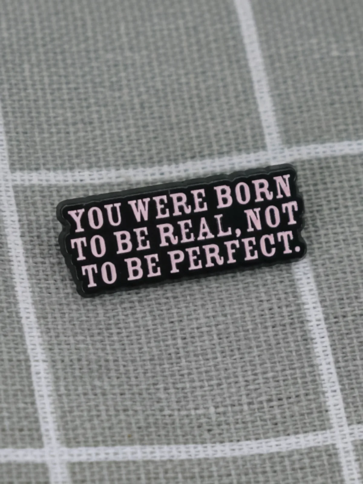 You were born to be real, not to be perfect. / Narodil(a) ses, abys byl opravdový(á), ne dokonalý(á).
