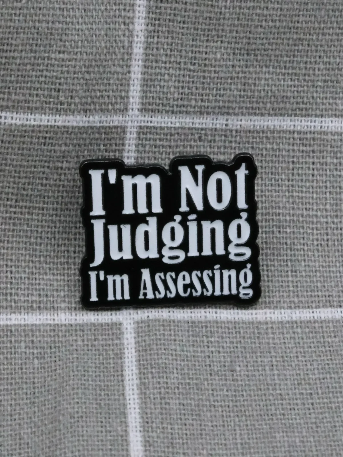 Odznacky na miru jiz od 25 ks - odznáčky s logem vasi firmy 10 I'm not judging I'm assessing / Nesoudím, jen posuzuji