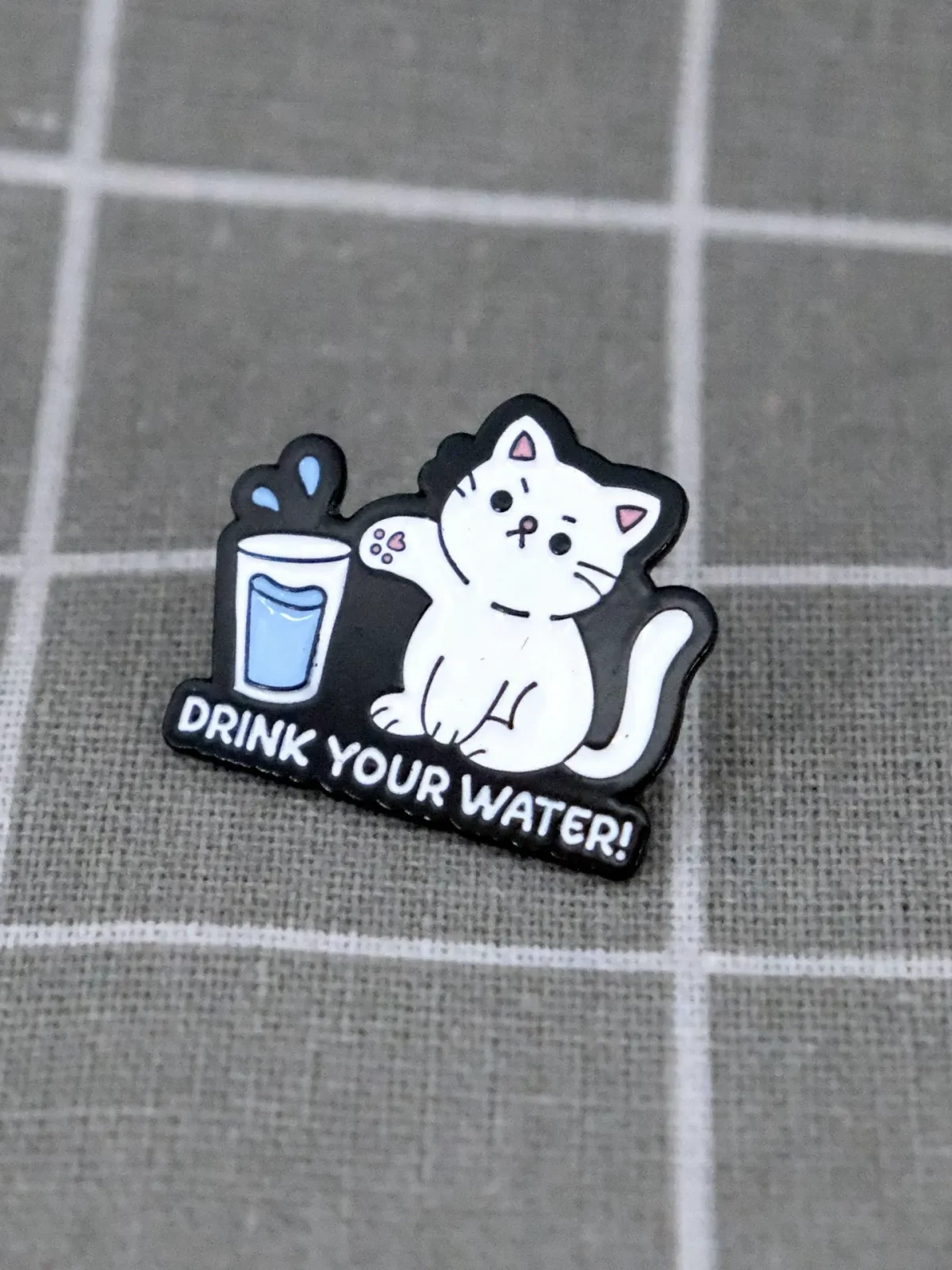 Odznacky na miru jiz od 25 ks - odznáčky s logem vasi firmy 101 Motivující kočička - Drink your water! / Pij svou vodu!