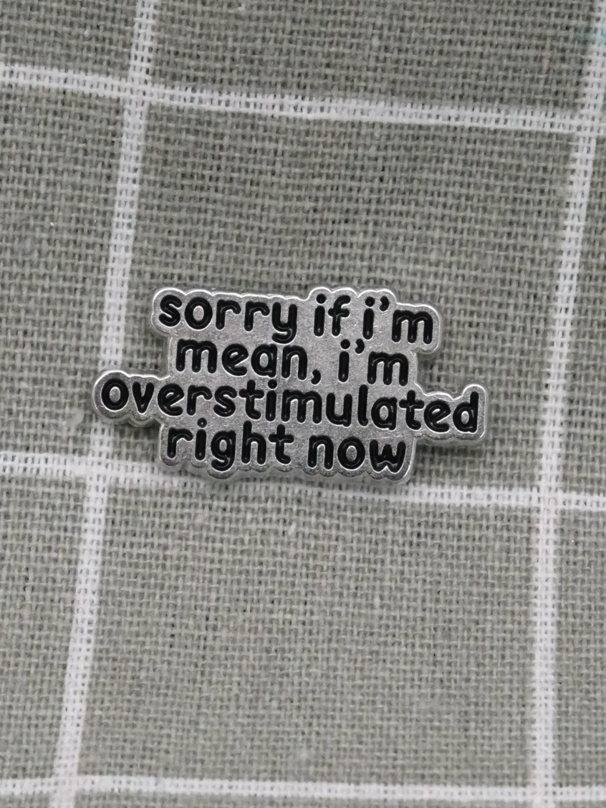 Odznacky na miru jiz od 25 ks - odznáčky s logem vasi firmy 24 sorry if I'm mean, I'm overstimulated right now / promiň, jestli jsem nepříjemný(á), ale teď jsem přestimulovaný(á)