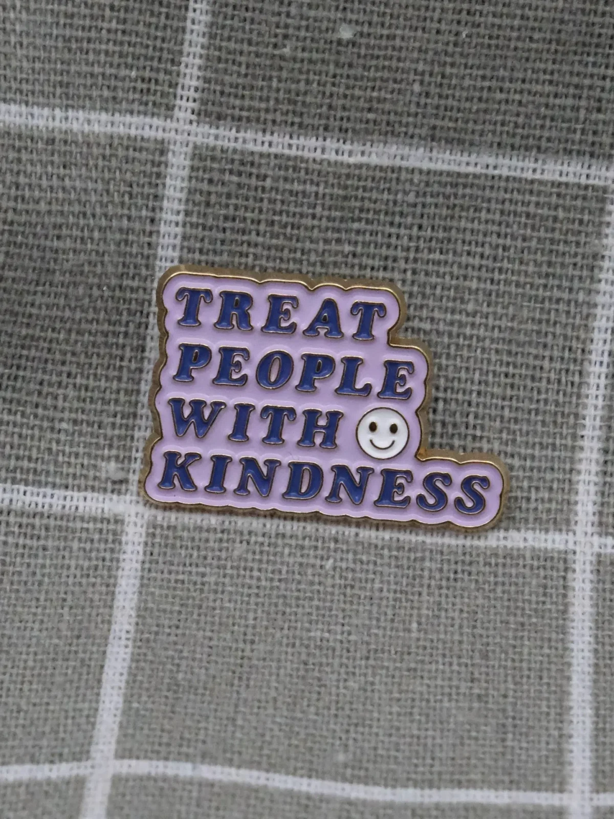 Odznacky na miru jiz od 25 ks - odznáčky s logem vasi firmy 28 Treat people with kindness / Chovejte se k lidem laskavě