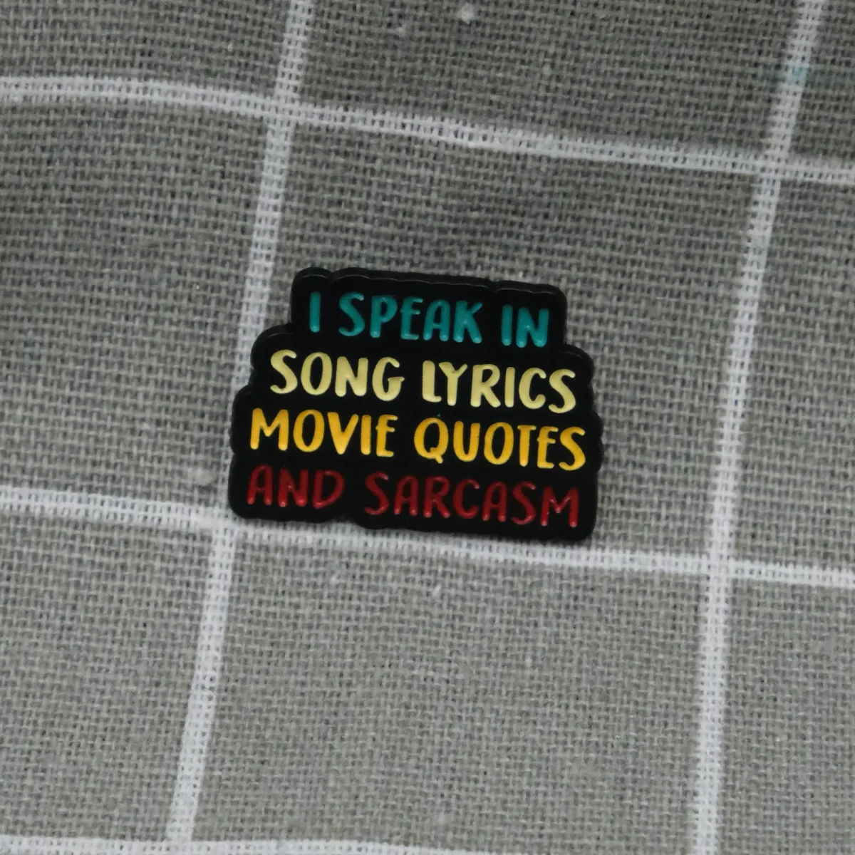 I speak in song lyrics movie quotes and sarcasm / Vyjadřuji se prostřednictvím textů písní, filmových citátů a sarkasmu