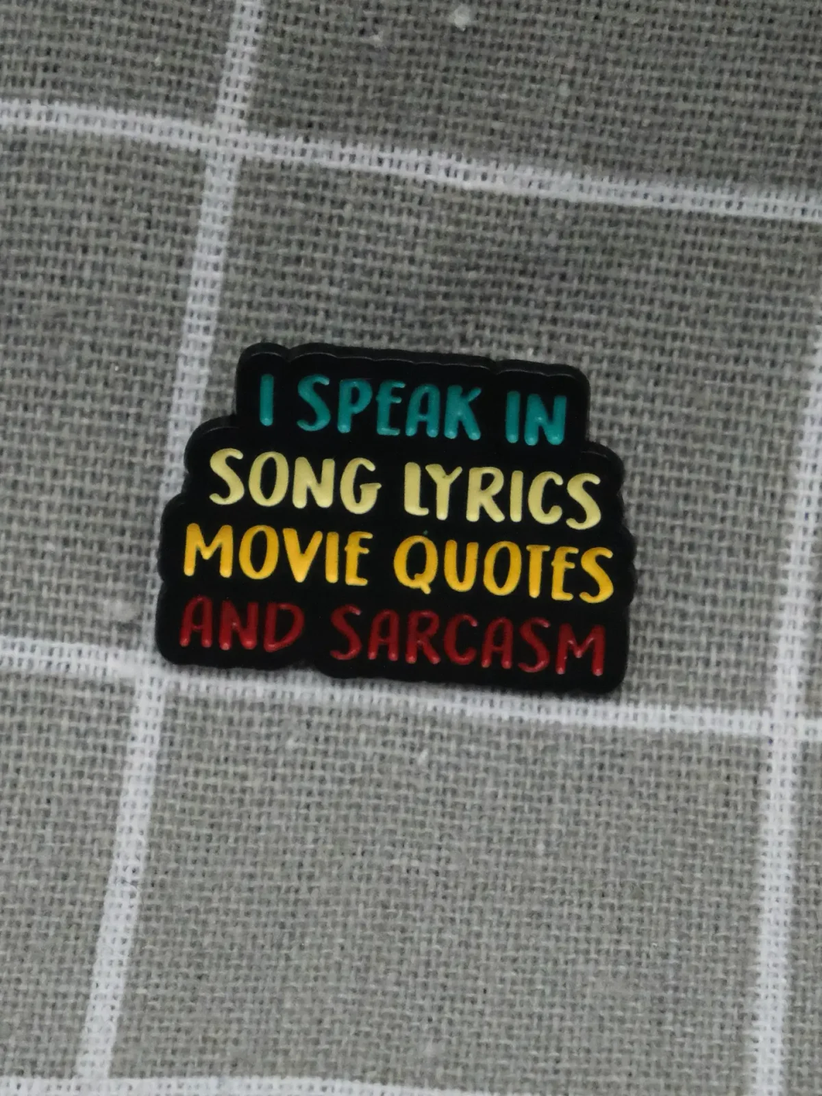 Odznacky na miru jiz od 25 ks - odznáčky s logem vasi firmy 50 I speak in song lyrics movie quotes and sarcasm / Vyjadřuji se prostřednictvím textů písní, filmových citátů a sarkasmu