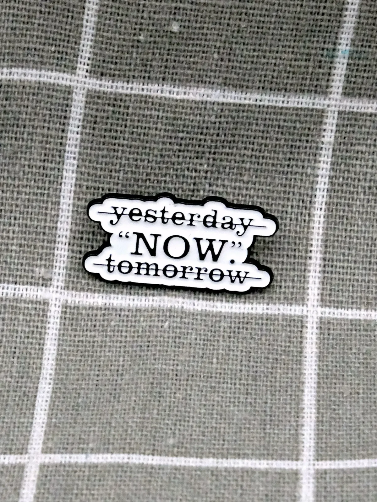 Odznacky na miru jiz od 25 ks - odznáčky s logem vasi firmy 80 yesterday "now." tomorrow / včera „teď.“ zítra
