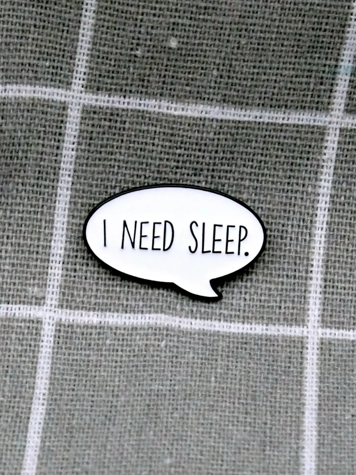 Odznacky na miru jiz od 25 ks - odznáčky s logem vasi firmy 82 Bublina "I need sleep." / "Potřebuji spánek."