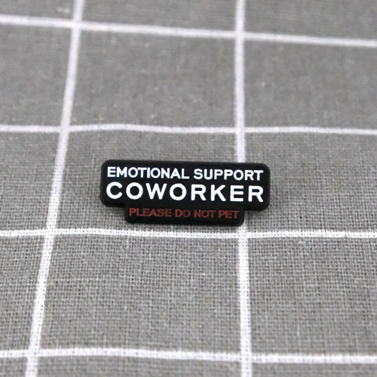 Emotional support coworker - please do not pet / Kolega poskytující emocionální podporu – prosím, nehladit