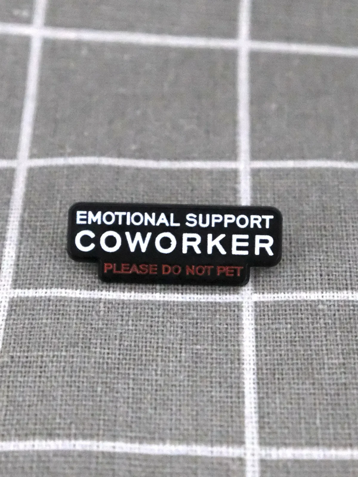 Odznacky na miru jiz od 25 ks - odznáčky s logem vasi firmy 91 Emotional support coworker - please do not pet / Kolega poskytující emocionální podporu – prosím, nehladit